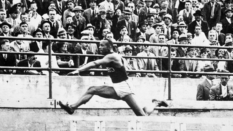 Jesse Owens nimmt die letzte Hürde auf dem Weg zum Weltrekord über 220 Yards Hürden