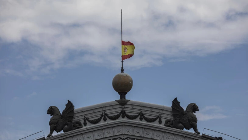Spanische Fahne auf Halbmast am Dienstag auf dem Dach des Zugbahnhofs Atocha in Madrid. Spanien gedenkt der Corona-Opfer mit einer zehntägigen Staatstrauer.