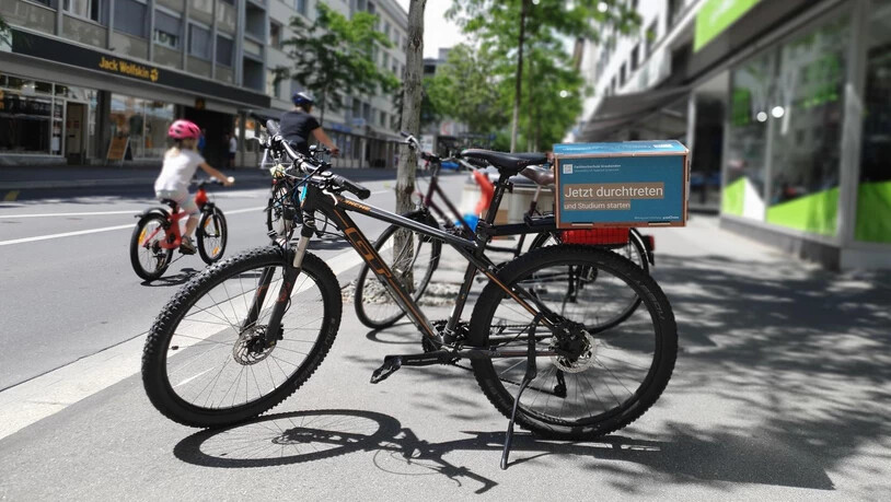 Mit einer Werbebox auf dem Gepäckträger in die Pedalen treten: Seit diesem Monat ist das Unternehmen Working Bicycle in Chur.