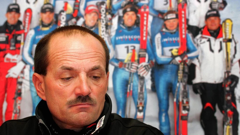Gian Gilli, damaliger Chef Leistungssport von Swiss Ski, vor dem Poster seiner noch hoffnungsvollen Athleten. Gillis Mundwinkel nach der WM in Bormio sagen alles