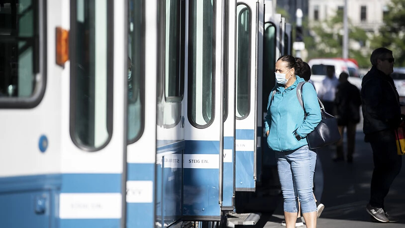 Schutzmassnahmen wie das Tragen einer Maske im öffentlichen Verkehr könnte den Verlauf einer zweiten Coronavirus-Pandemiewelle verlangsamen. (Symbolbild)