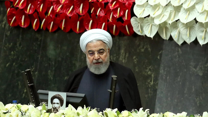 HANDOUT - Hassan Ruhani, Präsident des Iran, spricht während der Einweihung des neuen Parlaments. Der Iran hat sein neu gewähltes Parlament einberufen, das von konservativen Gesetzgebern dominiert wird und aufgrund der Corona-Pandemie strenge…