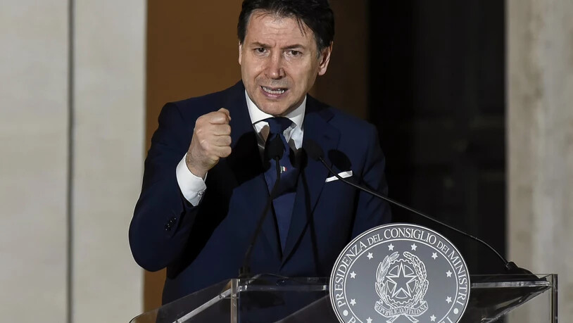 ARCHIV - Giuseppe Conte, Ministerpräsident von Italien, spricht bei einer Pressekonferenz. Conte hat mit Blick auf den geplanten milliardenschweren EU-Wiederaufbauplan Reformen in seinem Land versprochen. (zu dpa «EU-Wiederaufbauplan: Italien verspricht…