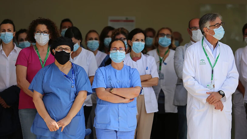 Mitarbeiter des Krankenhauses Virgen de la Victoria in Malaga legen eine Schweigeminute ein. Im von der Corona-Pandemie schwer betroffenen Spanien hat eine zehntägige Staatstrauer für die gut 27 000 Todesopfer der Pandemie begonnen. Der Beginn der Ehrung…