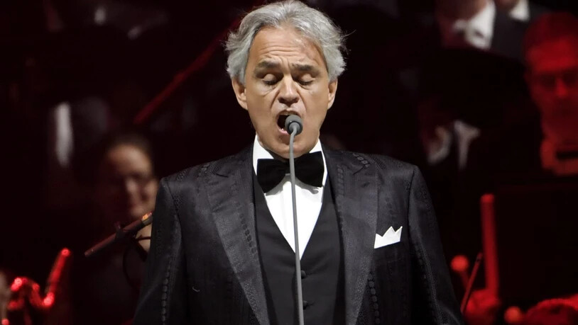 ARCHIV - Der italienische Opernsänger Andrea Bocelli tritt während eines Konzerts auf der Bühne auf. Bocelli hatte eine Infektion mit dem Coronavirus. Er sei im März positiv getestet worden, habe aber kaum Symptome gehabt, sagte der 61-Jährige laut…