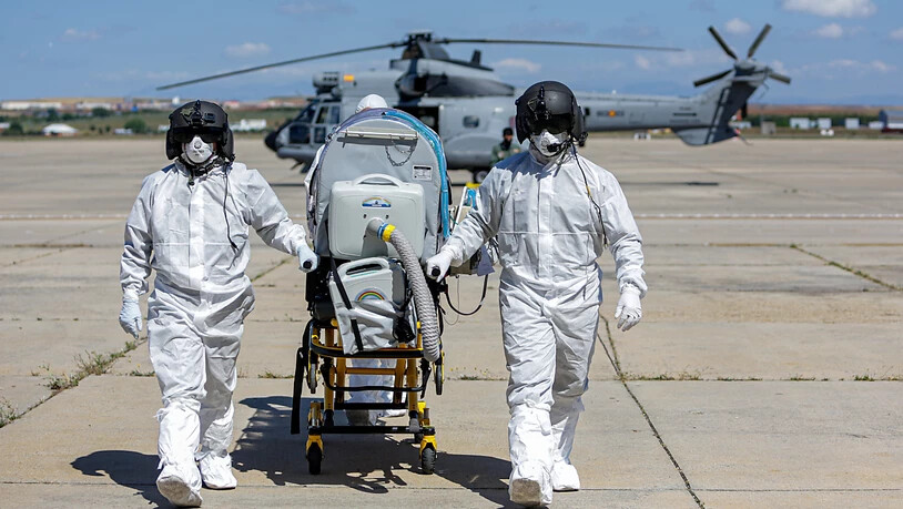 Zwei Soldaten schieben nach einer Übung auf dem Luftwaffenstützpunkt in Torrejon de Ardoz eine Bahre. Mehr als 90 000 spanische Militärangehörige haben seit Beginn der Corona-Krise in Spanien in Einsätzen zur Desinfektion, zur Unterstützung in…