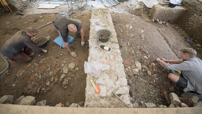 Bei Ausgrabungen am Badener Kurplatz ist ein römisches Badebecken entdeckt worden, das aus der Römerzeit stammt. (Symbolbild)