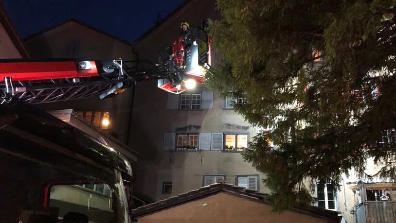 Zwanzig Angehörige der Feuerwehr Chur rückten an die Jochstrasse aus und löschten den Brand im ersten Stock.