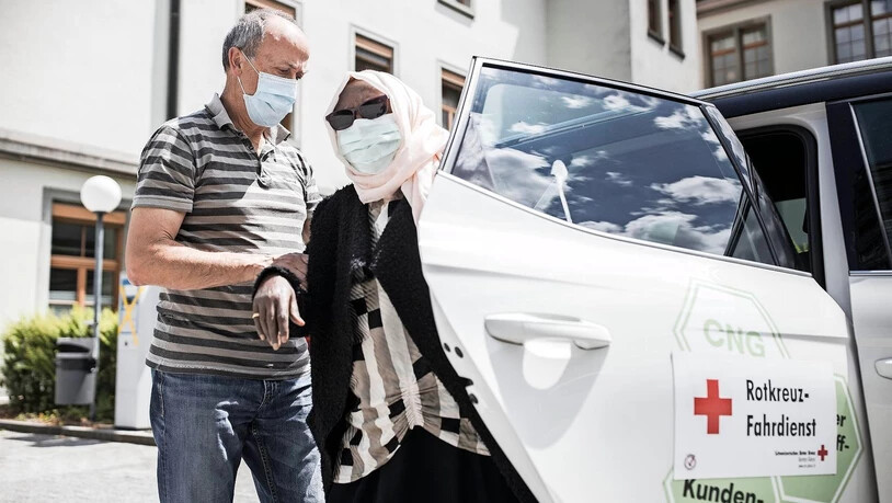 Geschenkte Mobilität: Sigi Schiesser engagiert sich als freiwilliger Fahrer beim SRK Glarus, während der Corona-Krise unter den gegebenen Schutzmassnahmen.