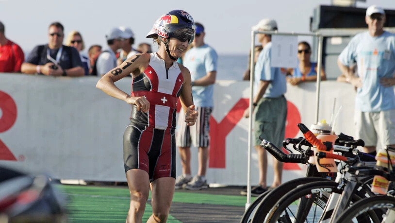 Natascha Badmann in der Wechselzone der Ironman-WM in Hawaii vor der zweiten Disziplin