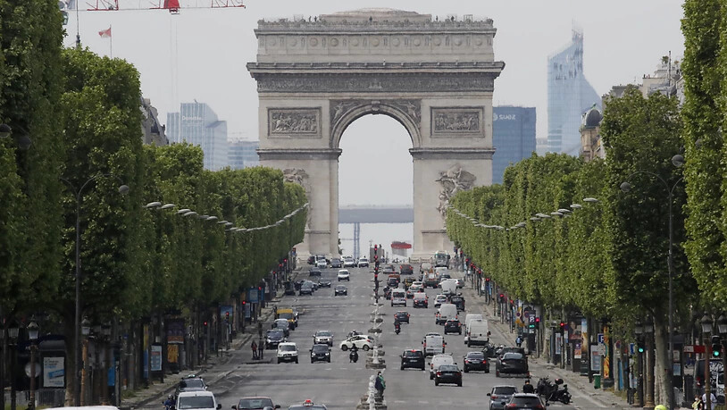 In Paris soll der Arc de Triomphe auch nach dem Tod des Künstlers Christo verhüllt werden. (Archivbild)