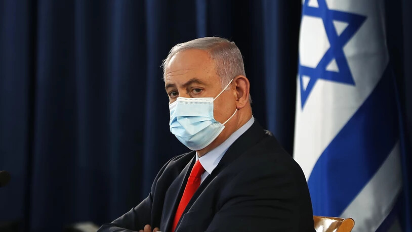 Der israelische Premier Benjamin Netanjahu trägt während der wöchentlichen Kabinettssitzung eine Maske. Angesichts eines Neuanstiegs von Corona-Infektionen in Israel hat Netanjahu die Bürger zu mehr Disziplin gemahnt. (Zu dpa "Neuanstieg von Corona…