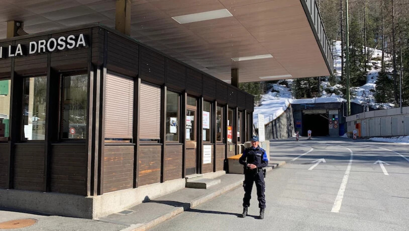 Grenzwächterleben: Lydia Hiernickel stellt beim Grenzübergang La Rossa ihre Frau. Pressebild