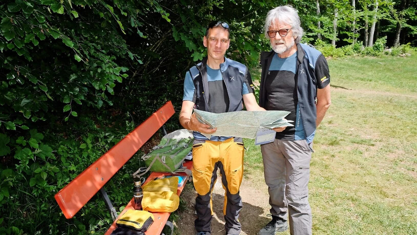 Für jeden Bedarf ein Modul: Markus Marti erklärt, was er – einzeln im Beutel – in den Rucksack steckt. Neben Regenschutz und warmer Jacke sind auch Übersichtskarte, Mini-Stirnlampe und Verbandszeug dabei. 