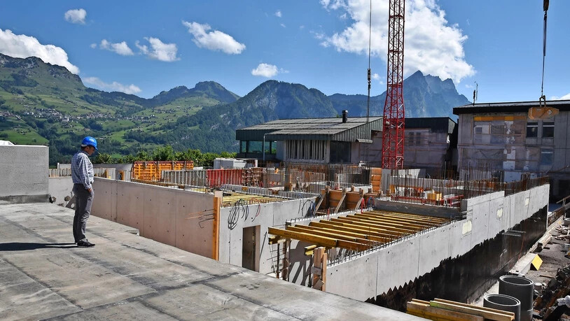 Umbauten durch Corona kaum tangiert: Walter Hofmann blickt auf die Fortschritte beim neuen Unterkunftsturm (Bild links). Die Arbeiten in Filzbach kommen gut voran auch in der neuen Dreifachturnhalle.