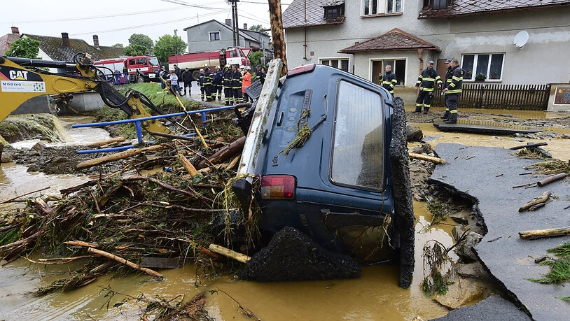 dpatopbilder - Ein durch Unwetter zerstörtes Auto im tschechischen Schönwald. Bei schweren Überschwemmungen im Osten des Landes ist ein Mensch ums Leben gekommen. Foto: Ludìk Peøina/CTK/dpa