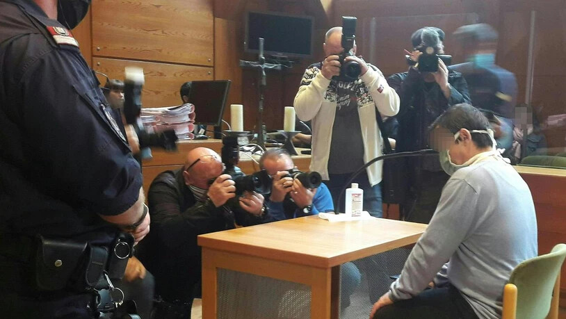 Der Angeklagte sitzt vor Prozessbeginn im Innsbrucker Landgericht. Foto: Brigitte Forster/APA/dpa