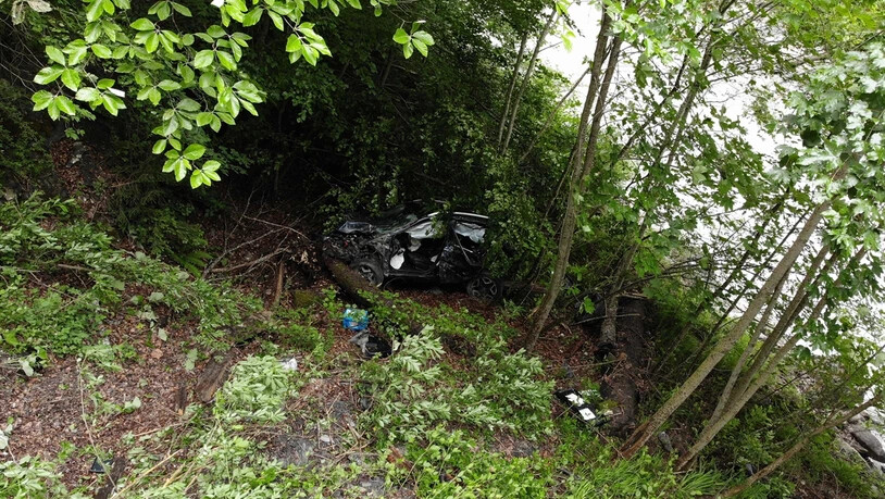 Kurz vor 17 Uhr entdeckten Passanten im Schraubachtobel ein total beschädigtes Auto.