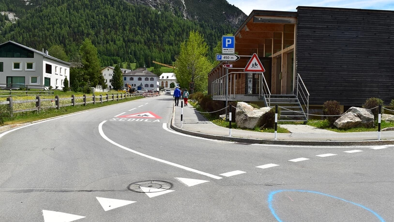 Im Dorfteil Chamues-ch kam es zu einer Kollision zwischen einer Velofahrerin und einem Auto.