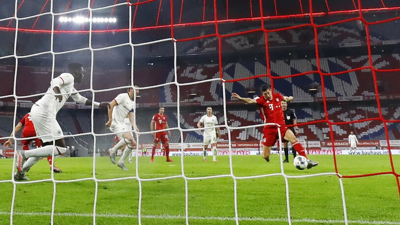 Robert Lewandowski (rechts/am Ball) schoss die Bayern mit seinem Tor in der 74. Minute gegen Eintracht Frankfurt in den Final