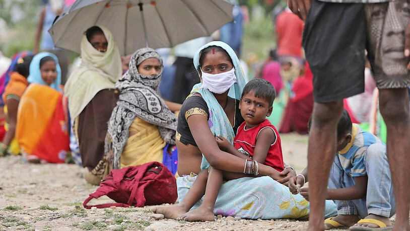 ARCHIV - Seit Wochen sind Millionen Wanderarbeiter in Indien unterwegs, weil sie wegen der Ende März kurzfristig angekündigten Einschränkungen plötzlich ihre Jobs in den großen Städten verloren haben. Foto: Channi Anand/AP/dpa
