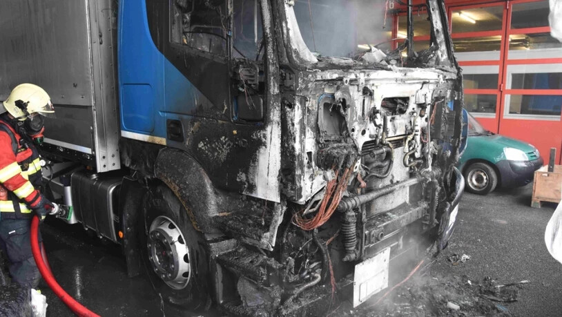 Durch den Lastwagenbrand entstand ein Schaden von mehreren hunderttausend Franken.