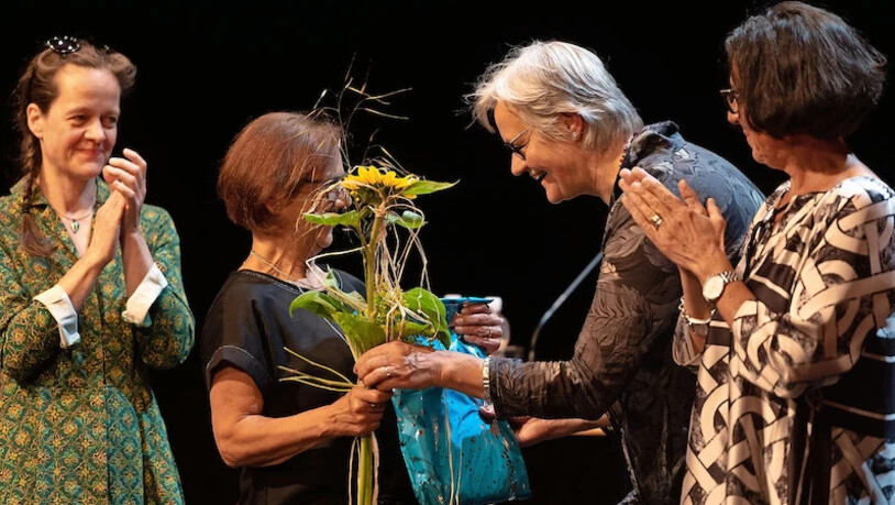 Die Gefeierte beschenkt: Obwohl es um ihren Abschied geht, ist es Ute Haferburg (2. von rechts) ein Anliegen, auch die Mitarbeiter des Theaters Chur für einmal auf die Bühne zu holen.