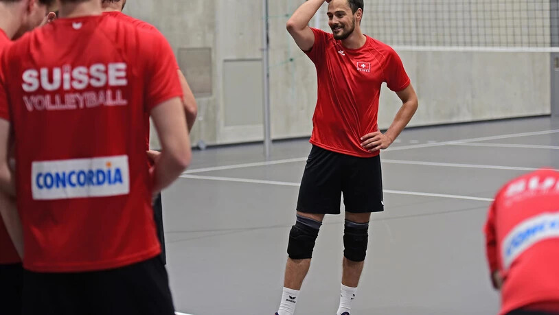 Ein Aussenseiter: Der Joner Joel Roos (rechts) ist der einzige aktuelle Nationalspieler, der nicht in der NLA aktiv ist.