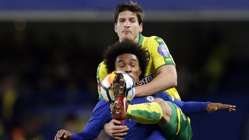 Norwich City kann im Abstiegskampf wieder auf die Qualitäten des lange verletzt gewesenen Timm Klose zählen (im Bild im Duell mit Chelseas Willian)