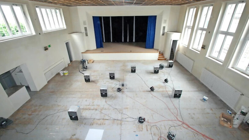 Von der Empore des «Schwert»-Saals werden die Schäden augenscheinlich, die Decke musste wegen des Wasserschadens komplett entfernt werden.