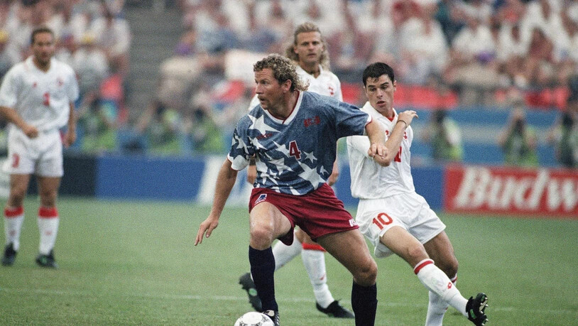 Alain Sutter (im Hintergrund) beobachtet einen Zweikampf mit Ciriaco im WM-Eröffnungsspiel von 1994 gegen die USA