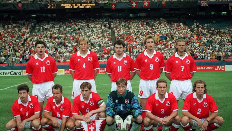 Die Schweizer Nationalmannschaft vor dem WM-Spiel von 1994 gegen Rumänien (oben ganz rechts Alain Sutter)