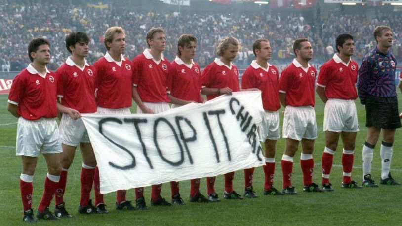 Die Schweizer Nationalmannschaft protestierte 1995 vor dem Spiel gegen Schweden gegen die französischen Atombombentests