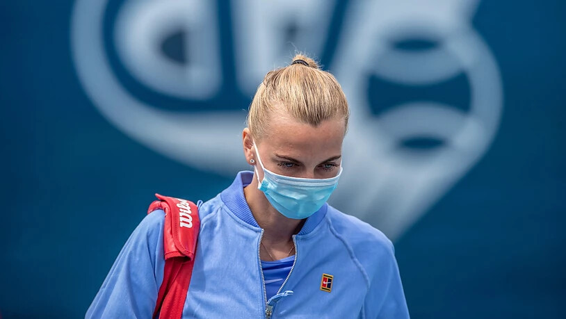 Die ehemalige Wimbledon-Siegerin Petra Kvitova trägt vor einem Wohltätigkeits-Match Mundschutz