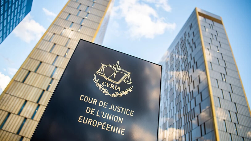 ARCHIV - Ein Schild mit der Aufschrift «Cour de Justice de l'union Européene» steht vor den Bürotürmen des Europäischen Gerichtshofs im Europaviertel auf dem Kirchberg. Der Europäische Gerichtshof urteilt an diesem Donnerstag über das ungarische NGO…