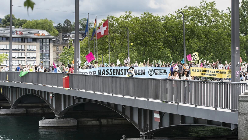 Auf der Quaibrücke in Zürich ging am Samstagmittag nichts mehr. Aktivisten der Umweltbewegung Extinction Rebellion blockierten sie.