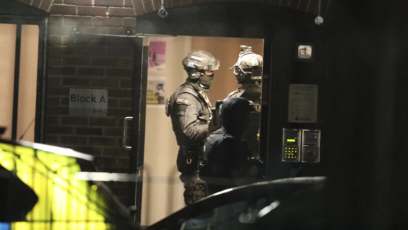 Bewaffnete Polizei rückte am Sonntagabend in Reading nahe London aus, um einen Messerstecher zu überwältigen, der drei Personen getötet und drei weitere Personen verletzt hat.