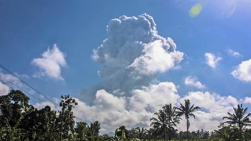 Der auf der Insel Java - rund 500 Kilometer östlich der Hauptstadt Jakarta - gelegene Vulkan Merapi ist am Sonntag erneut ausgebrochen. Der Berg stiess am Morgen zwei bis zu sechs Kilometer hohe Rauchsäulen aus, wie der Katastrophenschutz mitteilte.