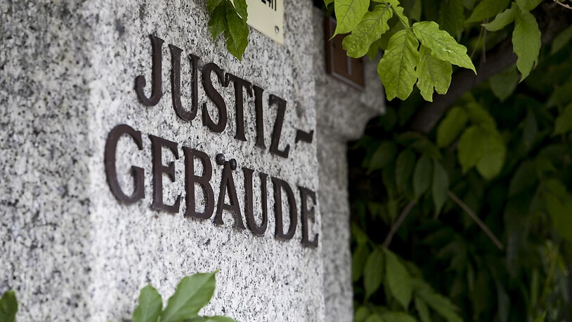 Das Kreisgericht in Brig hat am Montag sein Urteil im Fall des ehemaligen CVP-Politikers gefällt, der im März 2018 seine Partnerin mit 15 Hammerschlägen getötet haben soll. (Symbolbild)