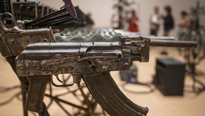 Detail aus dem Schusswaffer-Xylophon der Installation "Disarm (Mechanized) II" des mexikanischen Künstlers Pedro Reyes im Museum Tinguely in Basel.