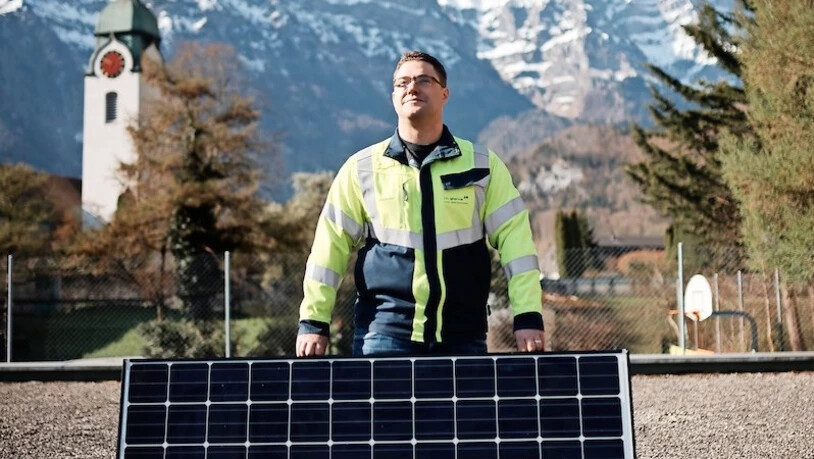 Elektrische Energie von der Sonne: Jürg Zentner, Leiter Markt und Digital, präsentiert auf dem künftigen Solardach eines der vorgesehenen Solarpanels.
