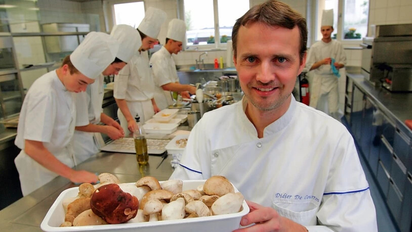 Zeit für einen Wechsel: der Walliser Spitzenkoch Didier De Courten 2005 in seiner Küche. (Archivbild)