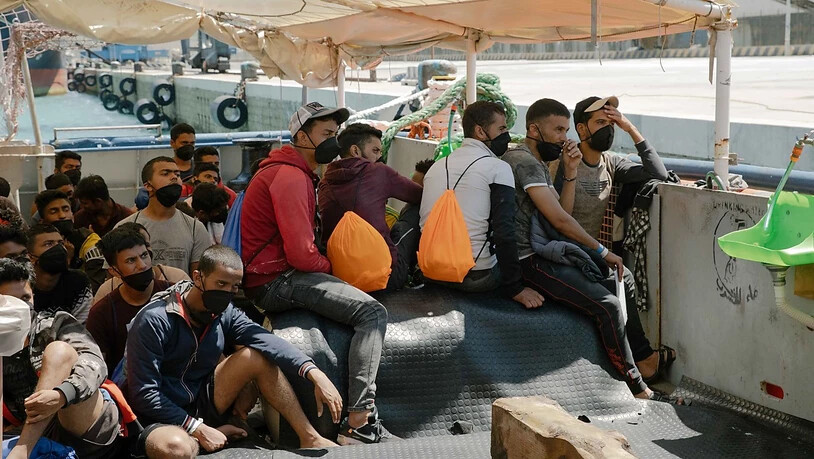 HANDOUT - Migranten an Bord des Rettungsschiffs «Sea Watch 3» in Porto Empedocle auf Sizilien. Foto: Laila Sieber/Sea-Watch/dpa - ACHTUNG: Nur zur redaktionellen Verwendung im Zusammenhang mit einer Berichterstattung über Seenotrettung im Mittelmeer von…