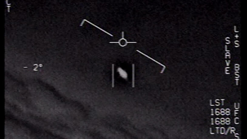Screenshot eines Videos mit einem verdächtigen Flugobjekt. Das Bild wurde Ende April vom US-Verteidigungsministerium veröffentlicht. Nach dem Willen des Senats soll künftig das Pentagon alle Materialien zu UFO-Sichtungen der Öffentlichkeit zugänglich…