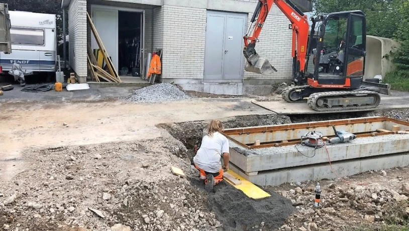 Grabarbeiten im vollen Gang: Bei der Baustelle bei der Kublihoschet in Netstal sind neue Lichtleitkabel zu verlegen. Bild Hans Speck