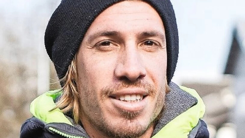 Pionier: Edy gehört zu den ersten Schülern von Jonas Müller, welcher die High School im Dorf Sawinggrai auf der Insel Gam besuchen kann. Pressebild