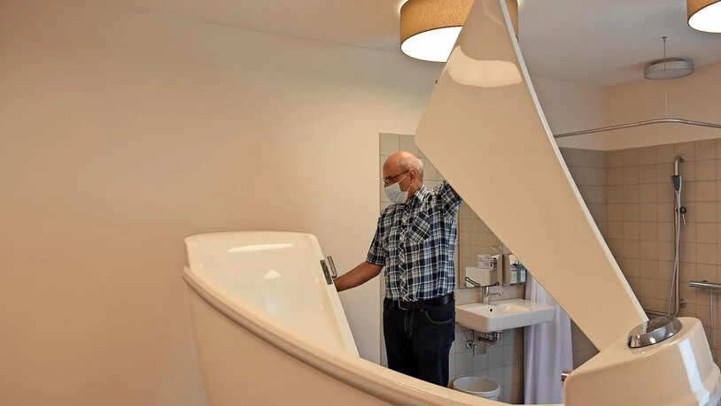 Die begehbare Badewanne ermöglicht, ein wohlduftendes Bad zu nehmen.