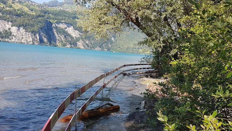 Eine Abschrankung sperrt den Bereich um das belastende Material ab. 