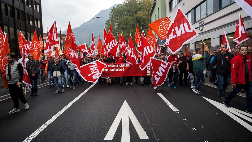 Immer wieder für höher Löhne auf der Strasse: Unia-Kundgebung mit rund 3000 Bauarbeitern 2015 in Bellinzona. (Archivbild)
