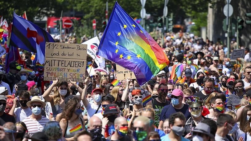 Bei der Pride-Demo in Berlin wurden die Corona-Regeln wie Abstandhalten und das Tragen einer Mund-Nasen-Bedeckung weitestgehend eingehalten.